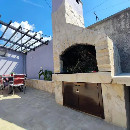 Two Bedroom Apartmant Marijano With Garden アパート ザダル