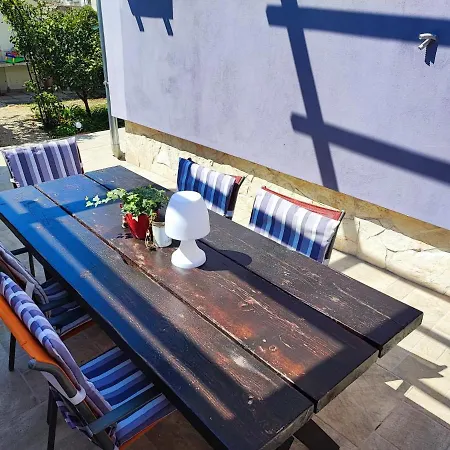 アパート Two Bedroom Apartmant Marijano With Garden *