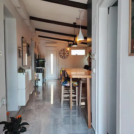 アパート Two Bedroom Apartmant Marijano With Garden ザダル