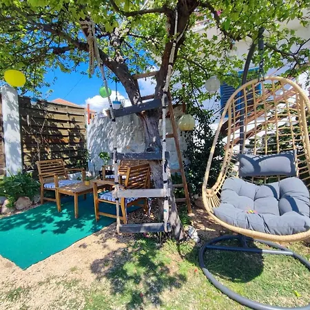 Two Bedroom Apartmant Marijano With Garden アパート ザダル