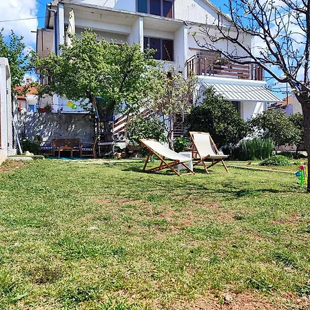 アパート Two Bedroom Apartmant Marijano With Garden ザダル