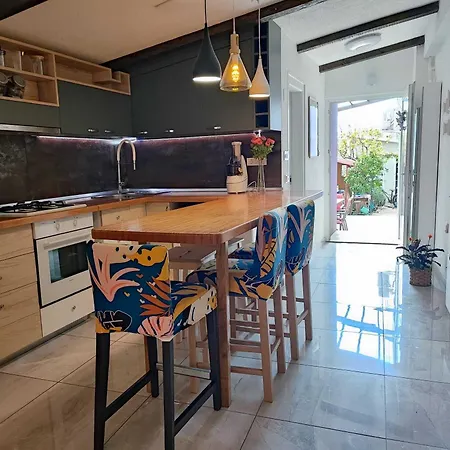 Two Bedroom Apartmant Marijano With Garden * ザダル