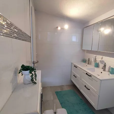 2 Bedroom Sleeps 4 -free Parking -garden