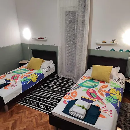 2 Bedroom Sleeps 4 -free Parking -garden *