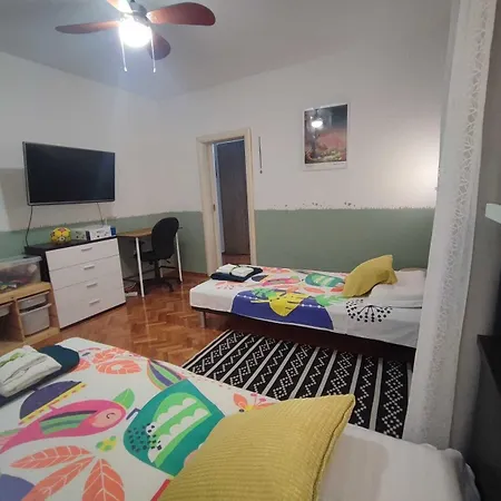 2 Bedroom Sleeps 4 -free Parking -garden