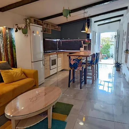2 Bedroom Sleeps 4 -free Parking -garden Διαμέρισμα Ζαντάρ