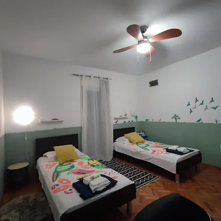 2 Bedroom Sleeps 4 -free Parking -garden *