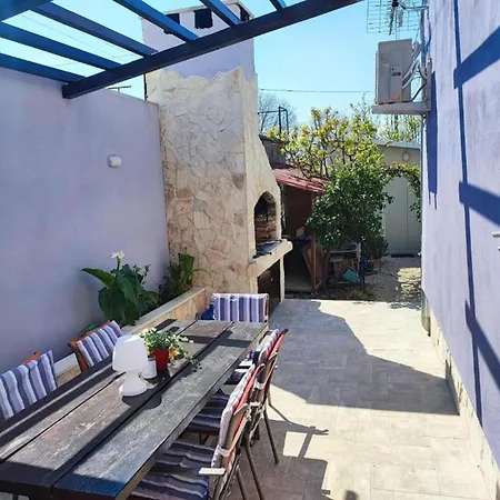 2 Bedroom Sleeps 4 -free Parking -garden *