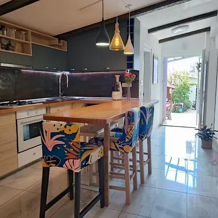 2 Bedroom Sleeps 4 -free Parking -garden *