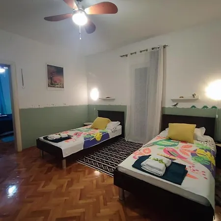 2 Bedroom Sleeps 4 -free Parking -garden דירה זאדאר