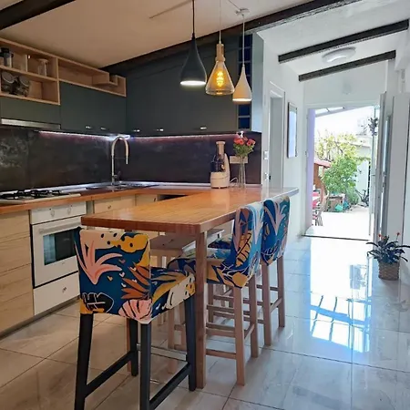 2 Bedroom Sleeps 4 -free Parking -garden דירה זאדאר