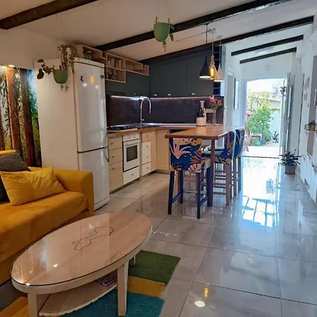 2 Bedroom Sleeps 4 -free Parking -garden * זאדאר