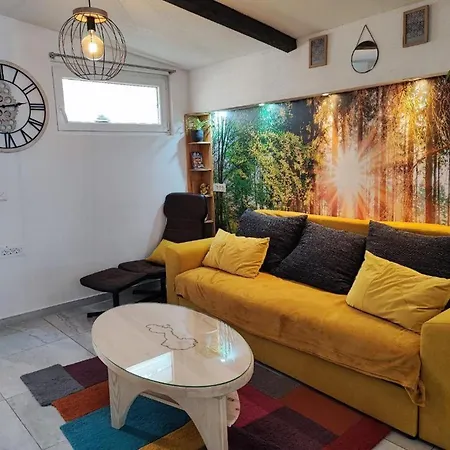 2 Bedroom Sleeps 4 -free Parking -garden דירה זאדאר